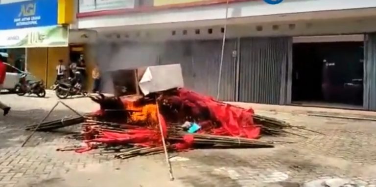 EMOSI ATAS BAKAR BENDERA