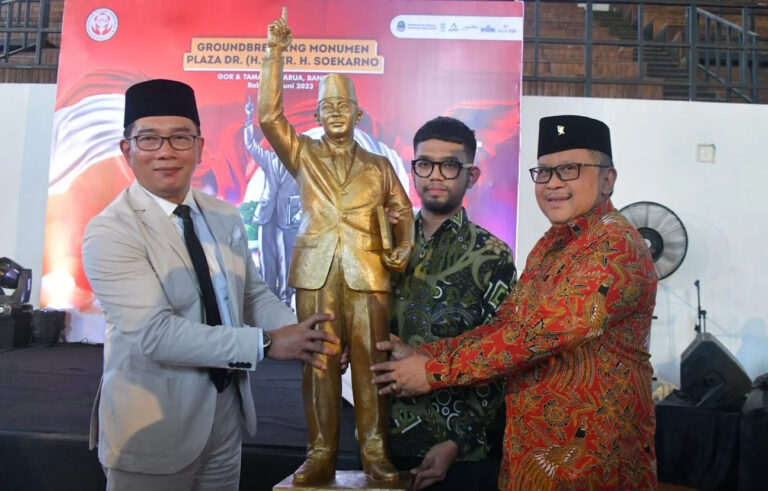 KANG EMIL, SUDAHLAH BATALKAN BERHALA PATUNG SOEKARNO