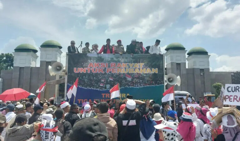 AKSI YANG TERUS BERGULIR MENGGEBRAK DPR