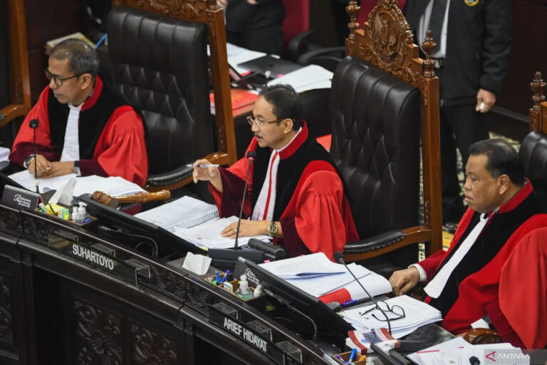 JELANG MK UMUMKAN PUTUSAN: MENANTI CAHAYA BARU ATAU PRAHARA NASIONAL?