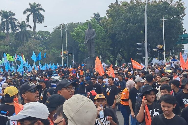 MAYDAY REVOLUTION : AKSI BURUH MENGGILAS PENGUASA CULAS