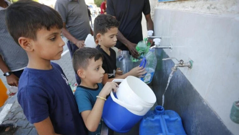 Anak-anak di Gaza Palestina Menanggung Kerasnya Perjalanan Demi Mencari Beberapa Liter Air Untuk Keluarga Mereka