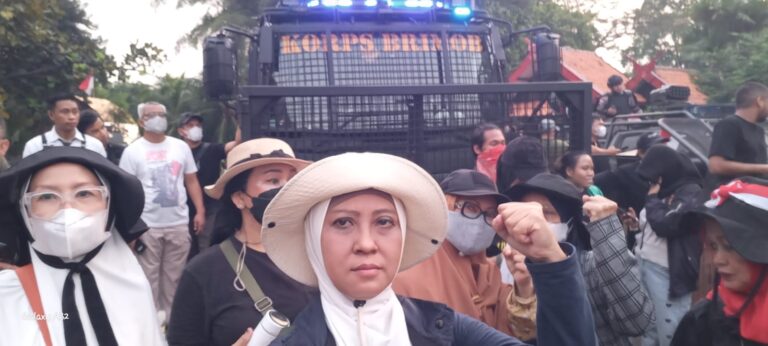 PERPPU KELUAR, RAKYAT BERONTAK”JAKARTA LAUTAN API”