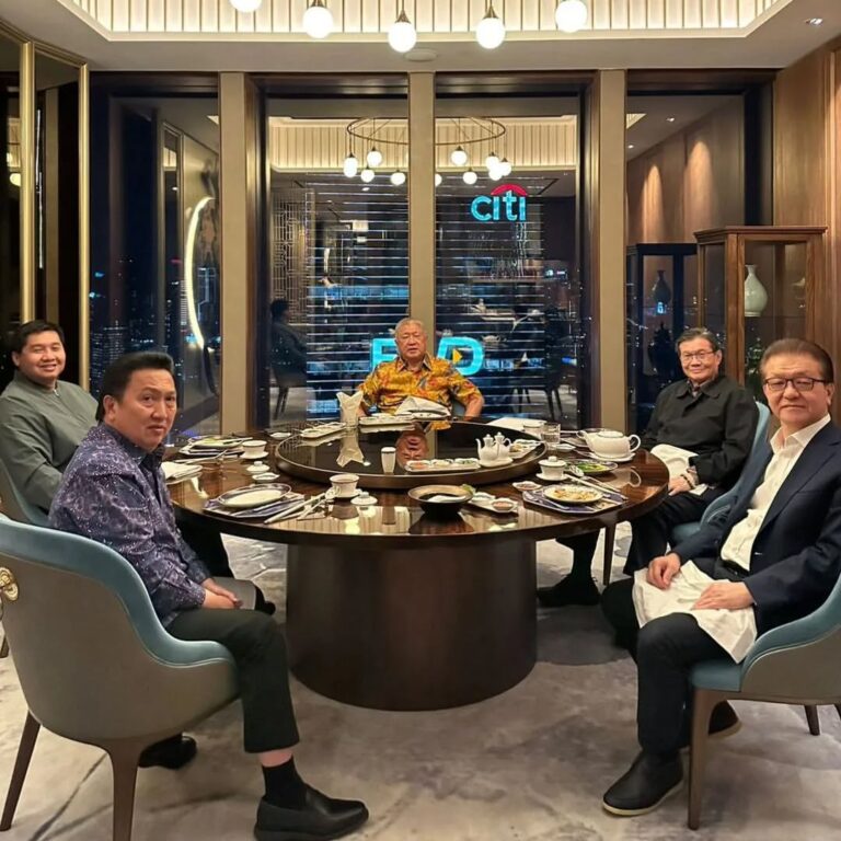 POLITIKUS TANPA KEPALA